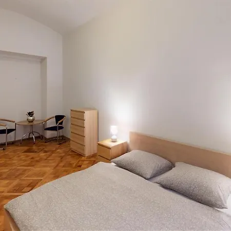 14a Charm Wenceslas Square With Shared Kitchen And Bathroom *