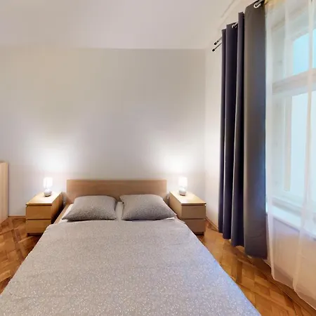 14a Charm Wenceslas Square With Shared Kitchen And Bathroom منزل للإقامة براغ