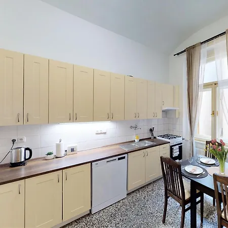 14a Charm Wenceslas Square With Shared Kitchen And Bathroom منزل للإقامة