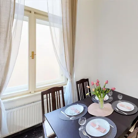 Privatunterkunft 14a Charm Wenceslas Square With Shared Kitchen And Bathroom *